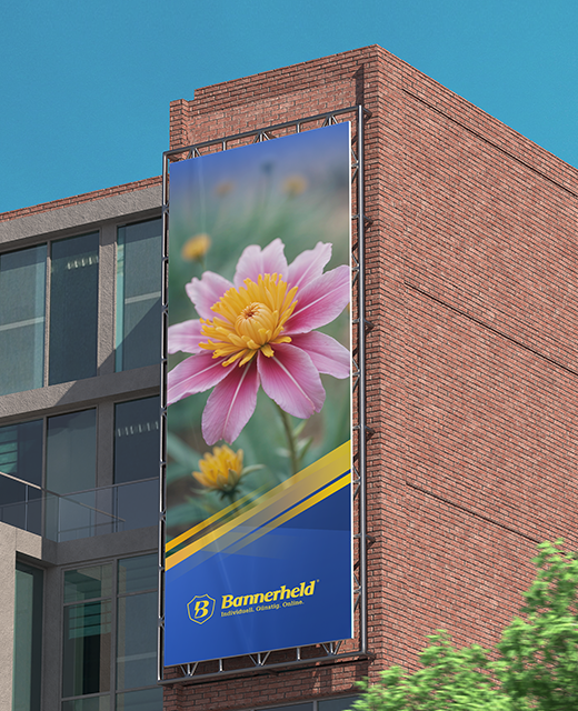 Premium Banner an einer Gebäudefassade