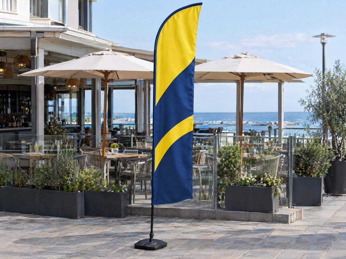 Beachflag Active vor einem Café