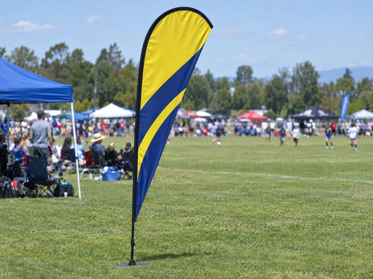 Beachflag Drop auf einem Sportplatz