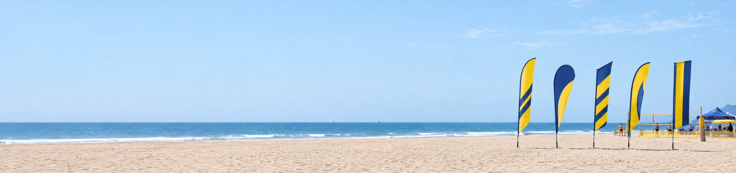Fünf Beachflags in verschiedenen Formen an einem Strand