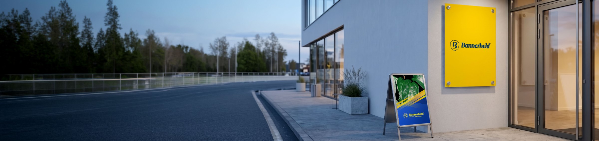 Bedrucktes Aluminiumschild an einer Fassade mit Kundenstopper