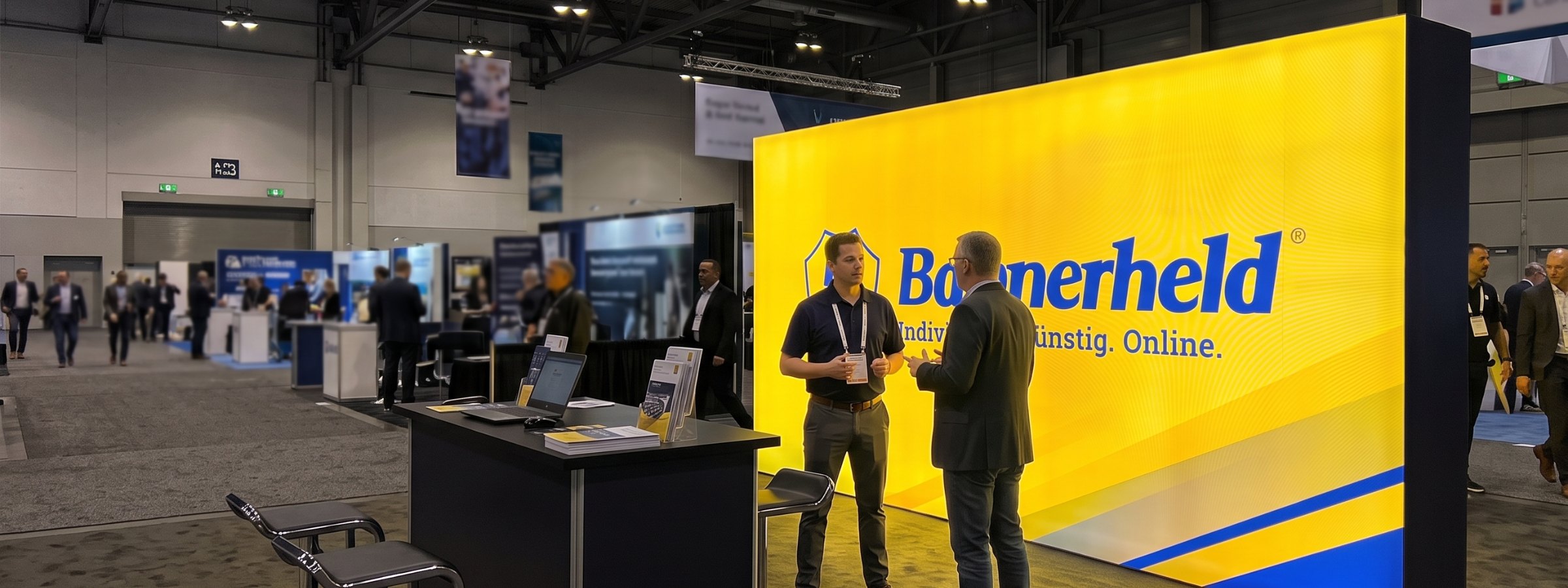 Messestand mit Bannerheld-Rückwand und Besuchern