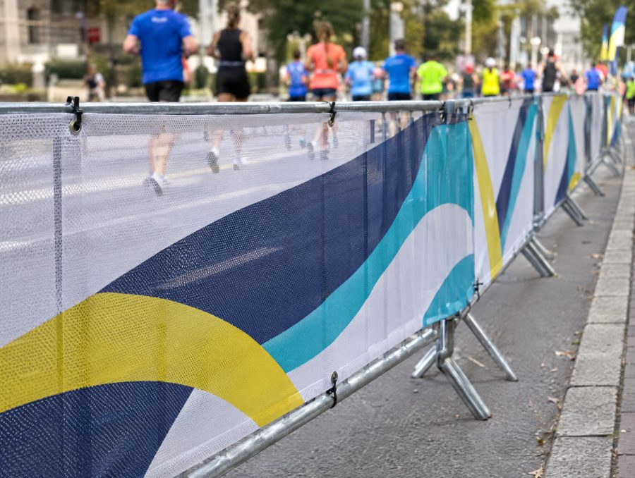 Mesh-Planen an Absperrgittern beim Stadtlauf