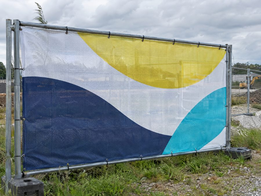 Mesh-Bauzaunbanner an einem einzelnen Bauzaunfeld