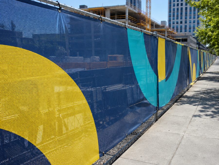 Bauzaunbanner auf einer Baustelle