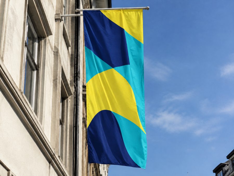 Fahnenbanner an einer Hausfassade