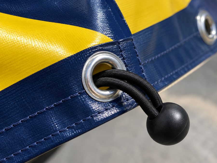Öse in einem Banner mit Expanderseil