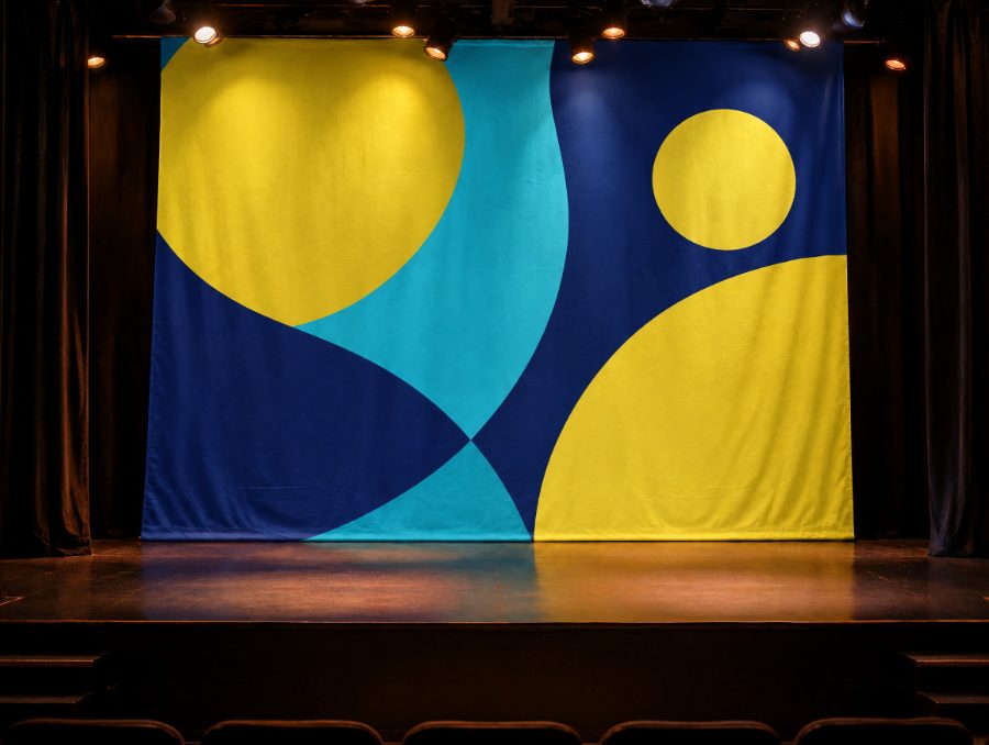 Bühne mit Stoffbanner als Hintergrund