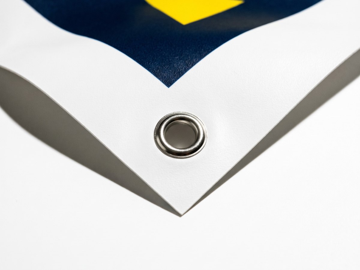 Auf Maß geschnittenes Banner mit Metallöse