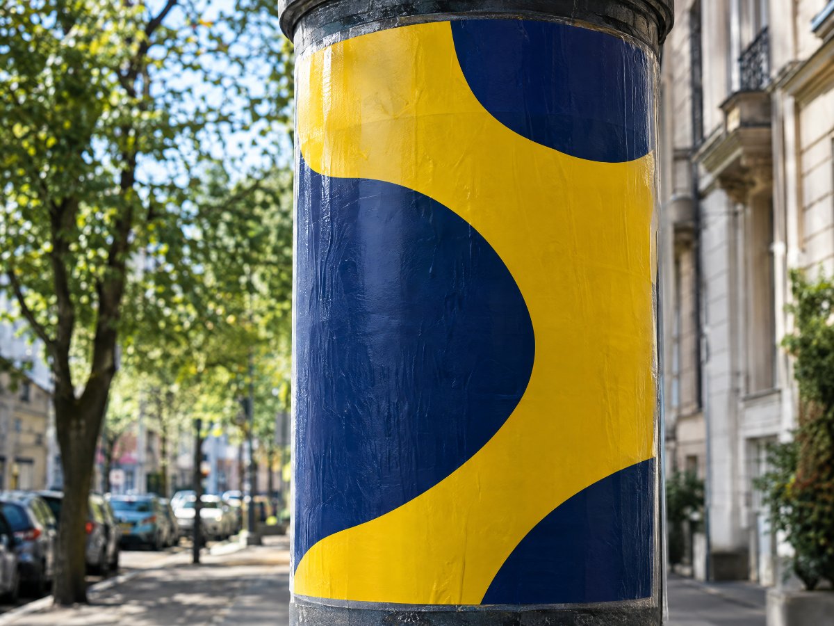 Plakat auf Litfaßsäule