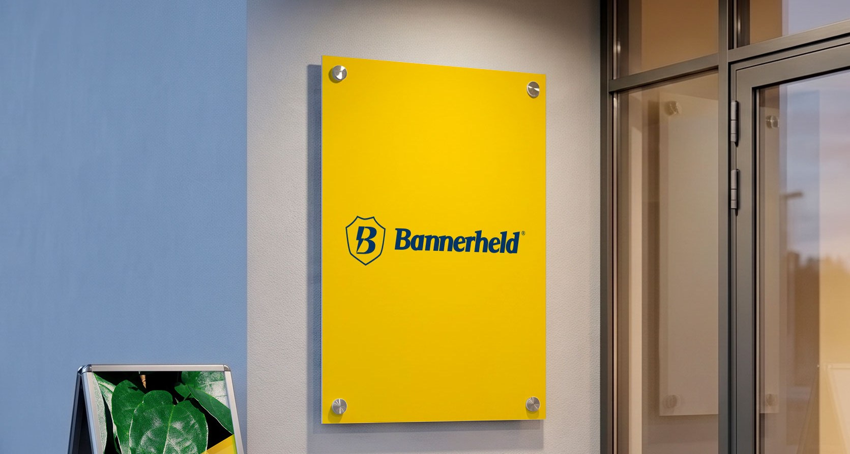 Gelbes Aluminiumschild mit Abstandshaltern und Kundenstopper vor einem Eingang