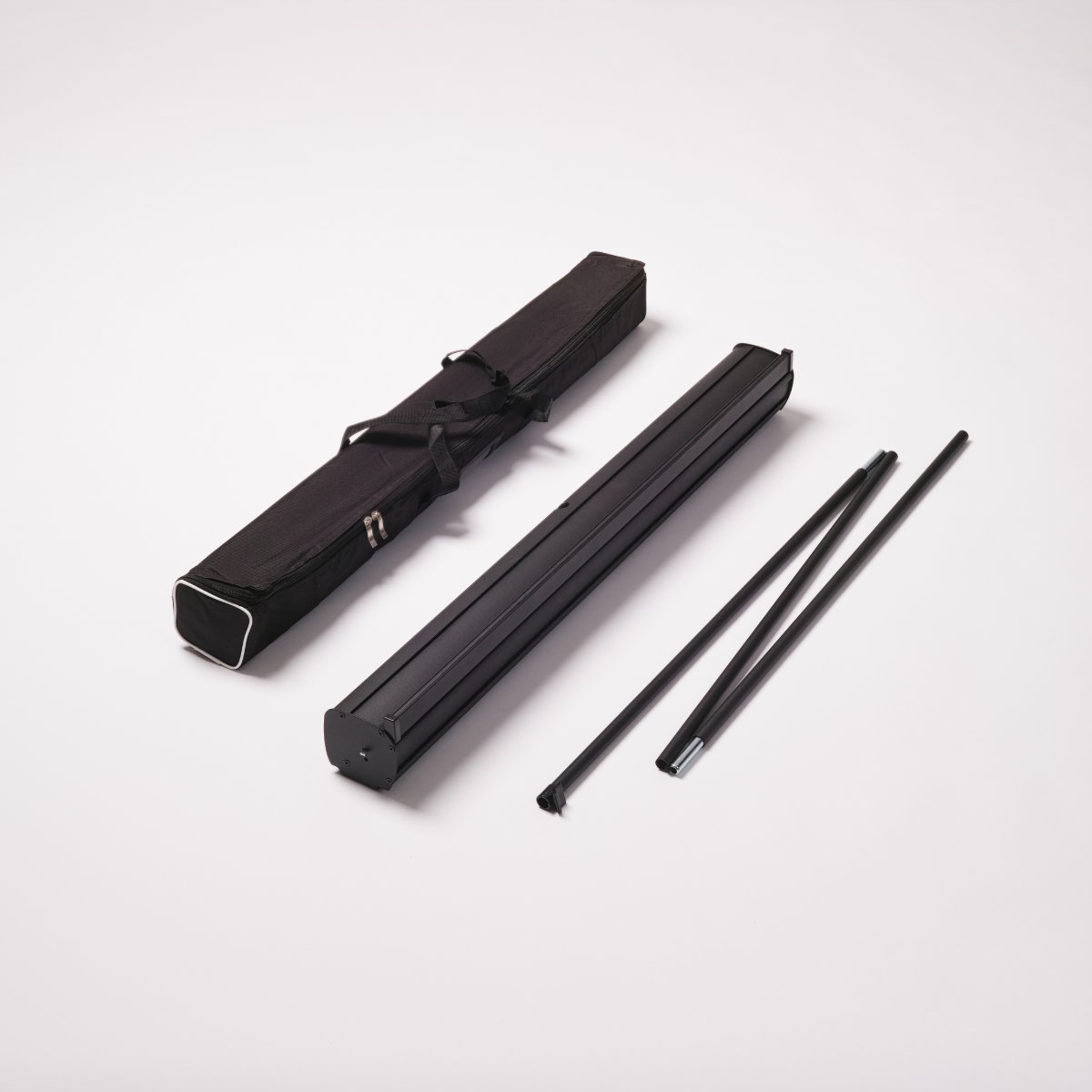 Lieferumfang Roll-Up Black: Tasche, schwarze Kassette und Stange