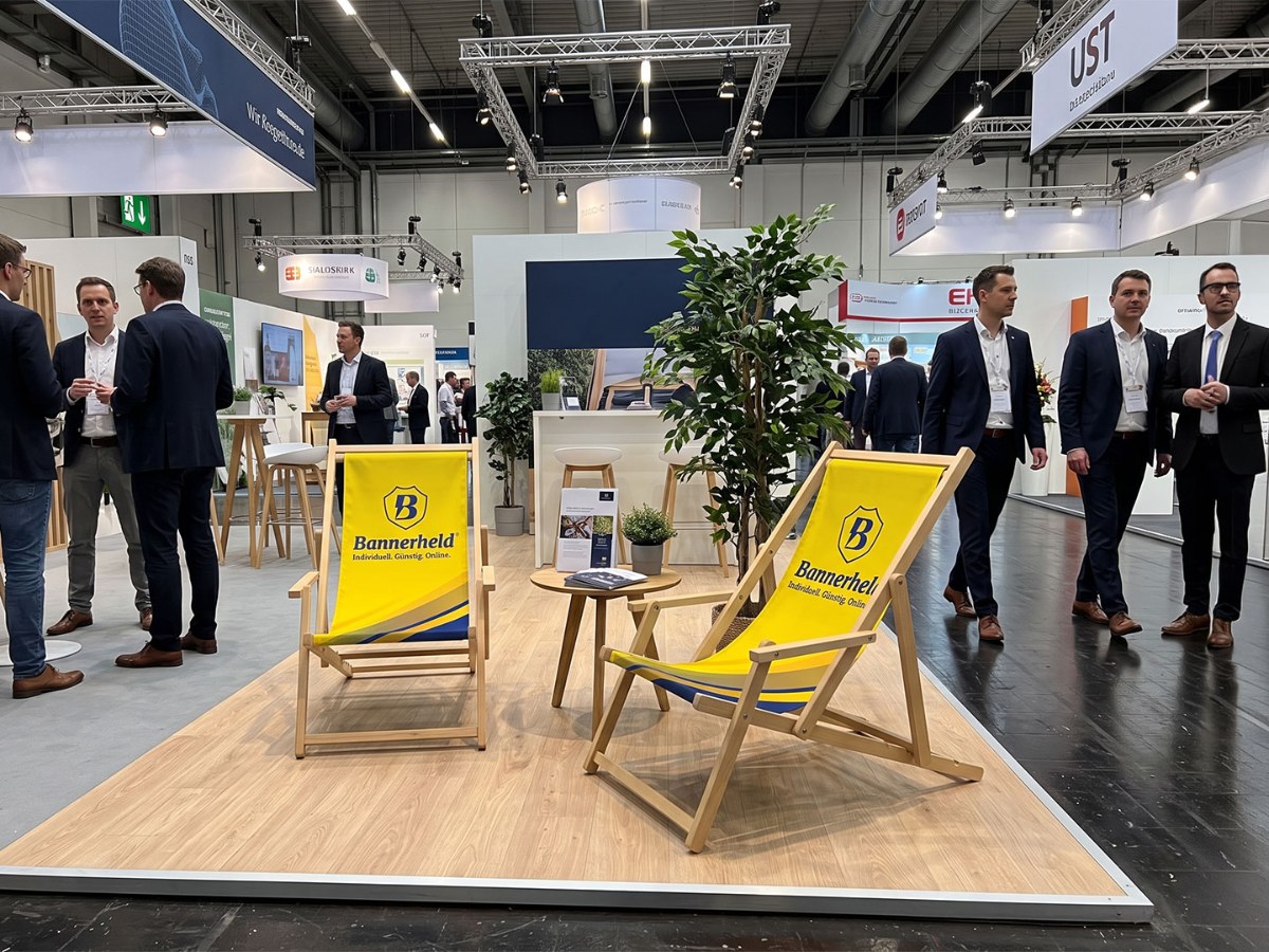 Bedruckte Liegestühle am Messestand